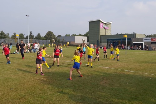 Korfbal is een teamsport met jongens en meisjes